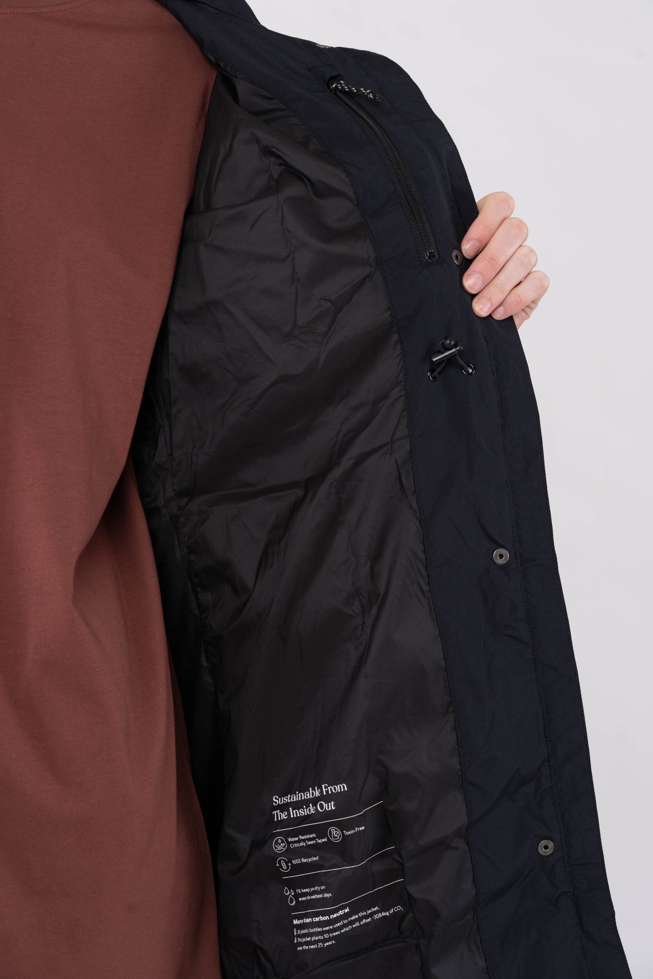 W-TCW4649-Lange-Regenjacke-aus-Recyceltem-Polyester-Faire-Trade-Kleidung-ZOMBO-Meteorite-Black-Vorne2