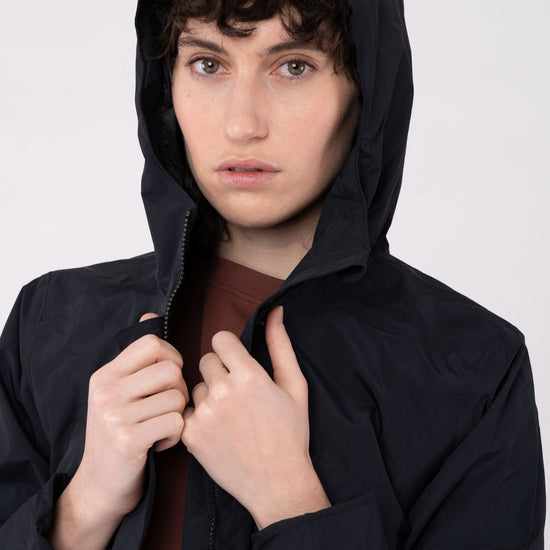 W-TCW4649-Lange-Regenjacke-aus-Recyceltem-Polyester-Faire-Trade-Kleidung-ZOMBO-Meteorite-Black-Vorne3