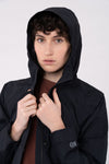 W-TCW4649-Lange-Regenjacke-aus-Recyceltem-Polyester-Faire-Trade-Kleidung-ZOMBO-Meteorite-Black-Vorne3