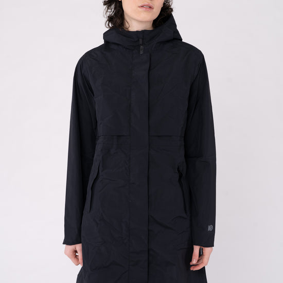 W-TCW4649-Lange-Regenjacke-aus-Recyceltem-Polyester-Faire-Trade-Kleidung-ZOMBO-Meteorite-Black-Vorne4