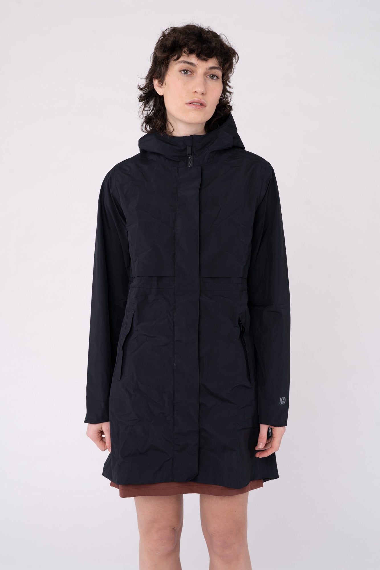 W-TCW4649-Lange-Regenjacke-aus-Recyceltem-Polyester-Faire-Trade-Kleidung-ZOMBO-Meteorite-Black-Vorne4