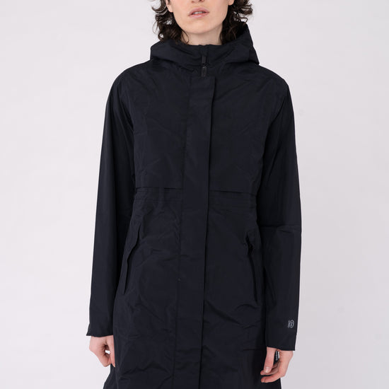 W-TCW4649-Lange-Regenjacke-aus-Recyceltem-Polyester-Faire-Trade-Kleidung-ZOMBO-Meteorite-Black-Vorne5