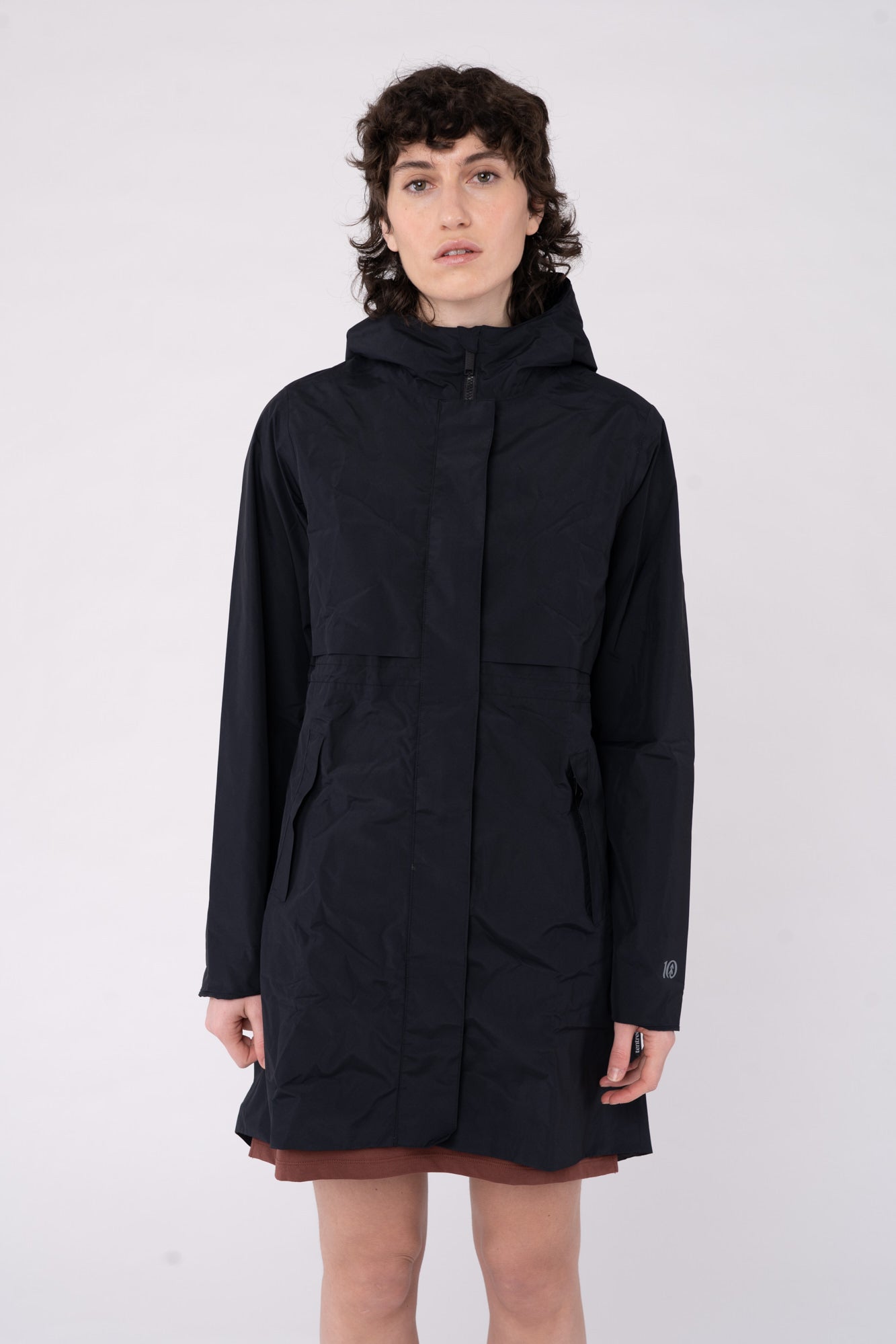 W-TCW4649-Lange-Regenjacke-aus-Recyceltem-Polyester-Faire-Trade-Kleidung-ZOMBO-Meteorite-Black-Vorne5
