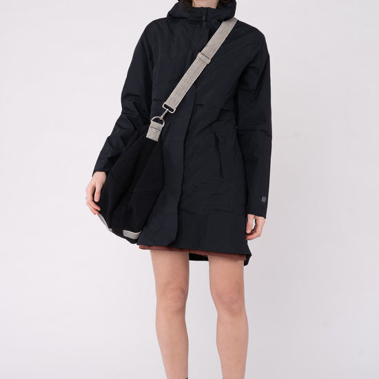 W-TCW4649-Lange-Regenjacke-aus-Recyceltem-Polyester-Faire-Trade-Kleidung-ZOMBO-Meteorite-Black-Vorne6
