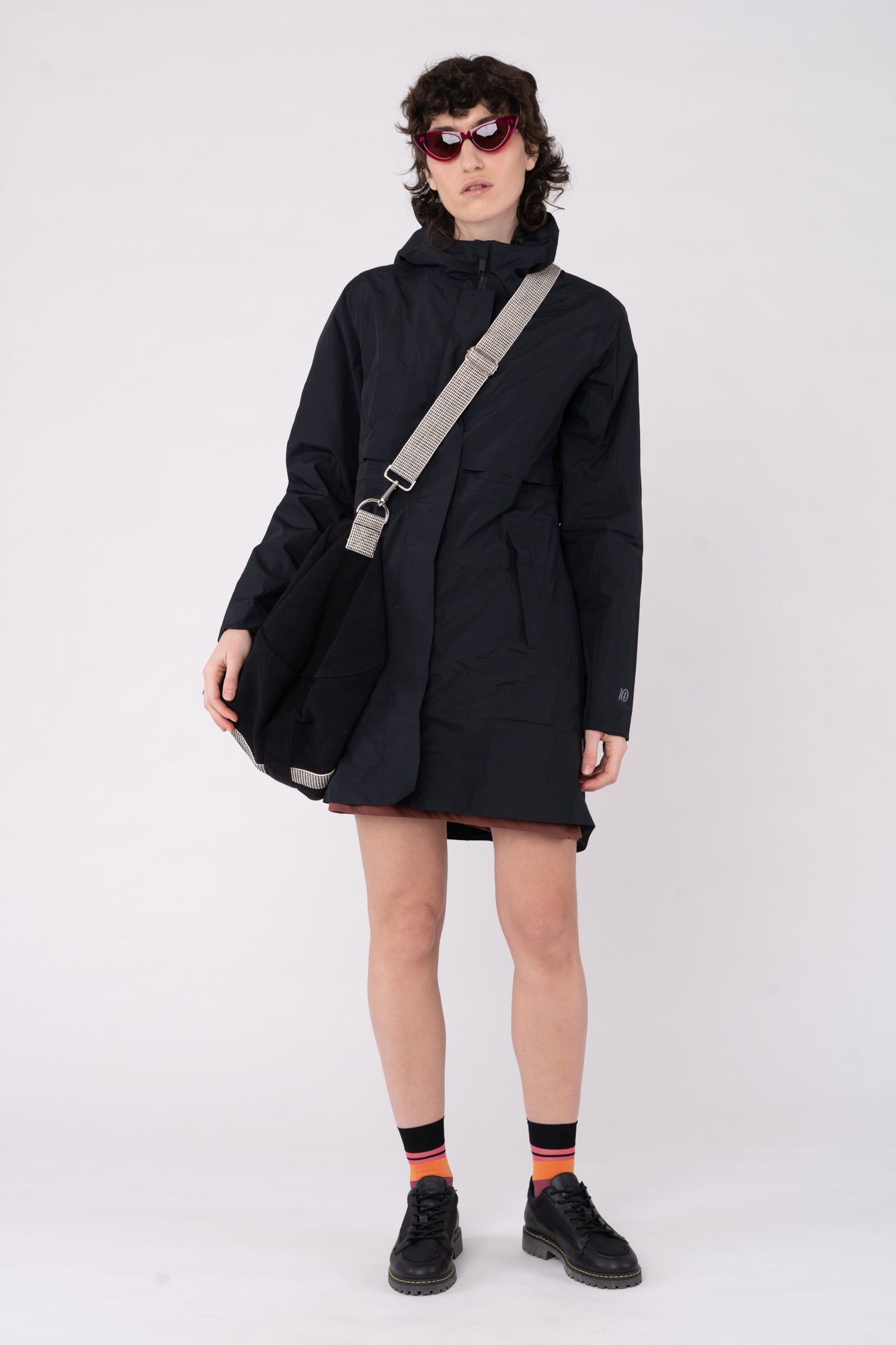 W-TCW4649-Lange-Regenjacke-aus-Recyceltem-Polyester-Faire-Trade-Kleidung-ZOMBO-Meteorite-Black-Vorne6
