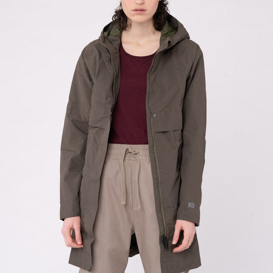W-TCW4649-Lange-Regenjacke-aus-Recyceltem-Polyester-Faire-Trade-Kleidung-ZOMBO-Olive-Night-Green-Vorne1