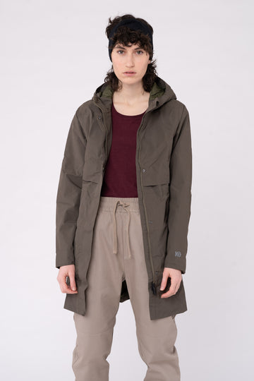W-TCW4649-Lange-Regenjacke-aus-Recyceltem-Polyester-Faire-Trade-Kleidung-ZOMBO-Olive-Night-Green-Vorne1