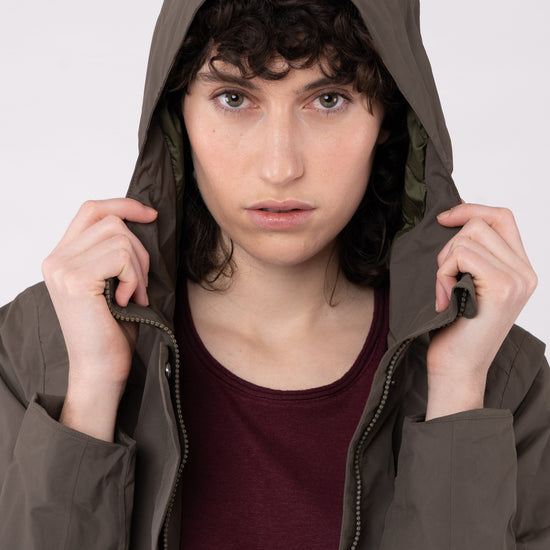 W-TCW4649-Lange-Regenjacke-aus-Recyceltem-Polyester-Faire-Trade-Kleidung-ZOMBO-Olive-Night-Green-Vorne2