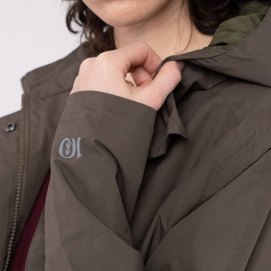 W-TCW4649-Lange-Regenjacke-aus-Recyceltem-Polyester-Faire-Trade-Kleidung-ZOMBO-Olive-Night-Green-Vorne3