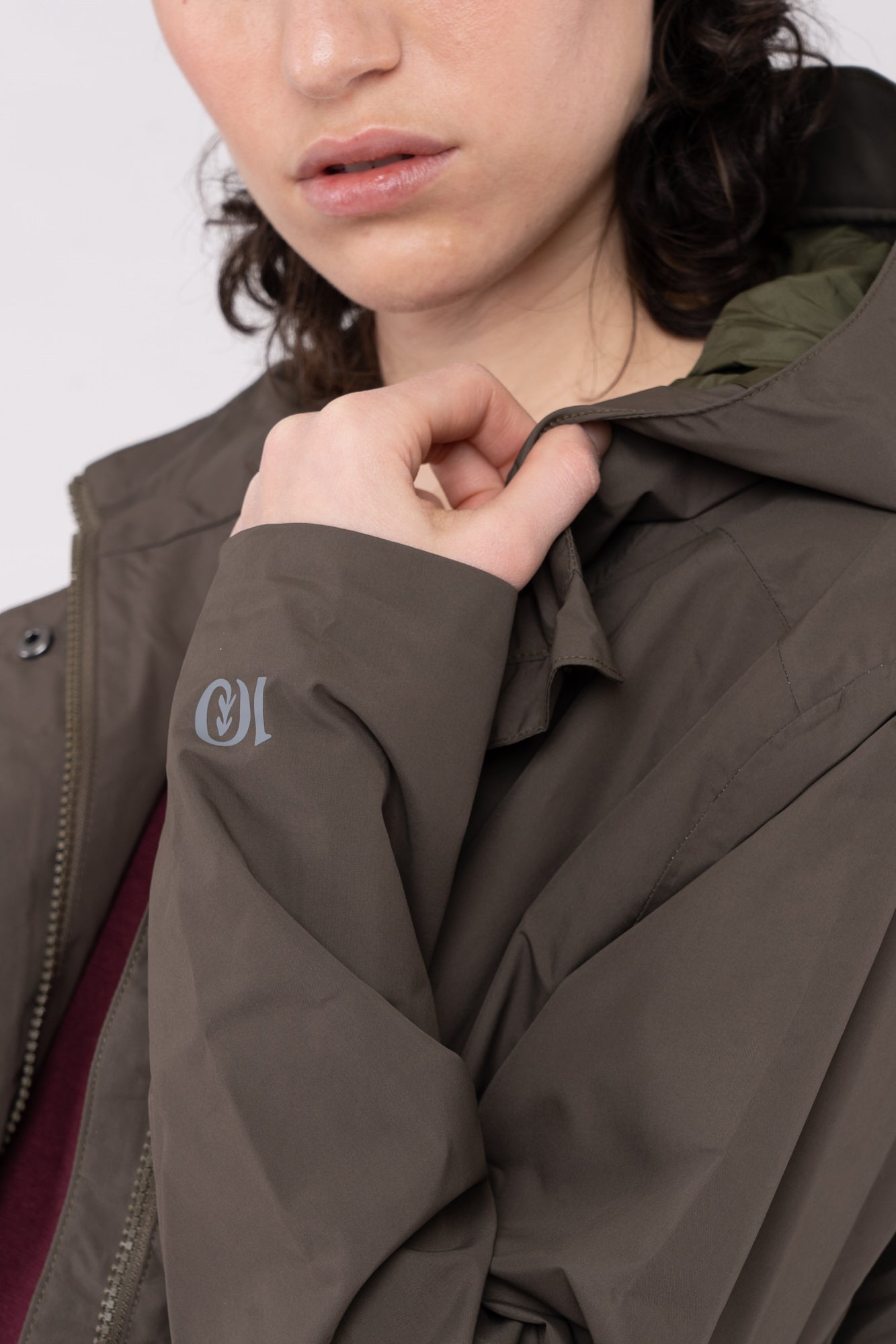 W-TCW4649-Lange-Regenjacke-aus-Recyceltem-Polyester-Faire-Trade-Kleidung-ZOMBO-Olive-Night-Green-Vorne3
