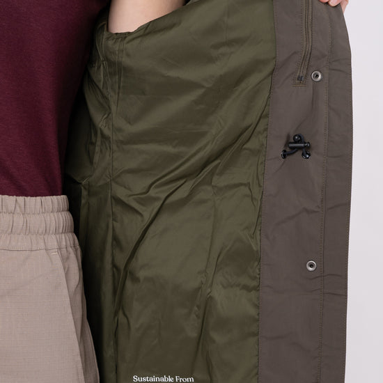W-TCW4649-Lange-Regenjacke-aus-Recyceltem-Polyester-Faire-Trade-Kleidung-ZOMBO-Olive-Night-Green-Vorne4