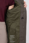 W-TCW4649-Lange-Regenjacke-aus-Recyceltem-Polyester-Faire-Trade-Kleidung-ZOMBO-Olive-Night-Green-Vorne4