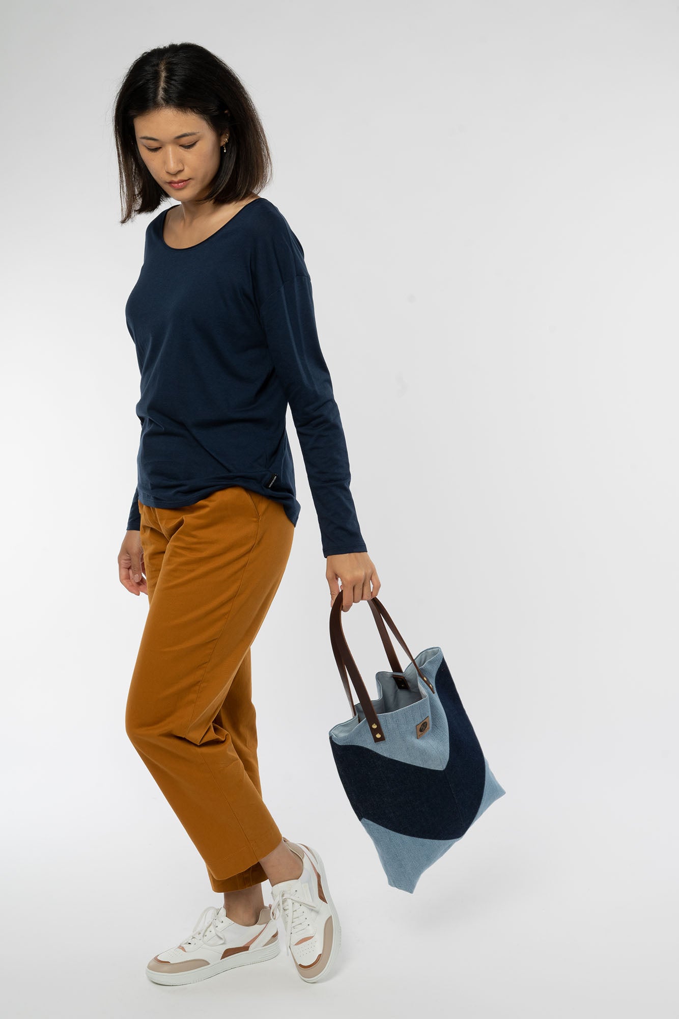 W-W120-03-F06-Navy-Longsleeve-Frauen