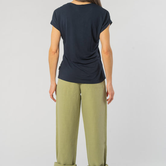 W-W121-02-EcoVero-T-Shirt-TURN-UP-aus-ECOVERO-Mode-Kleidung-Frauen-ACACIA-Dark-Navy-Vorne1