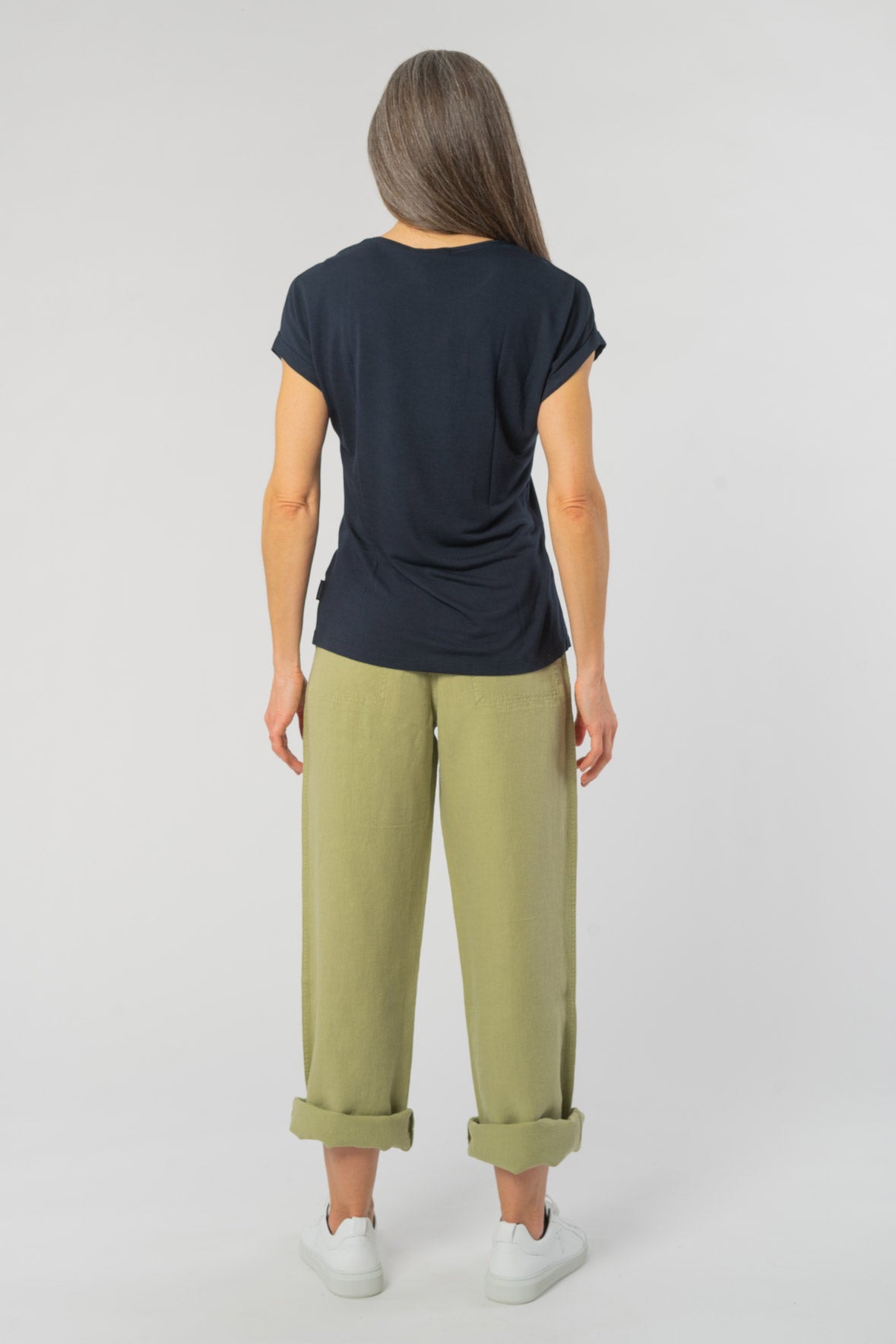W-W121-02-EcoVero-T-Shirt-TURN-UP-aus-ECOVERO-Mode-Kleidung-Frauen-ACACIA-Dark-Navy-Vorne1