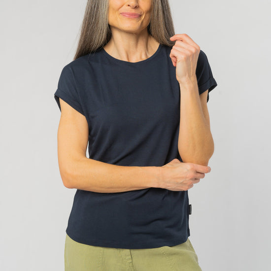 W-W121-02-EcoVero-T-Shirt-TURN-UP-aus-ECOVERO-Mode-Kleidung-Frauen-ACACIA-Dark-Navy-Vorne2