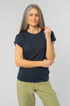 W-W121-02-EcoVero-T-Shirt-TURN-UP-aus-ECOVERO-Mode-Kleidung-Frauen-ACACIA-Dark-Navy-Vorne2