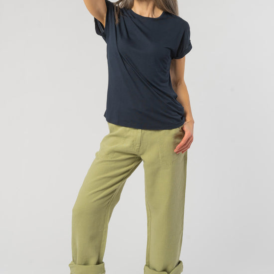 W-W121-02-EcoVero-T-Shirt-TURN-UP-aus-ECOVERO-Mode-Kleidung-Frauen-ACACIA-Dark-Navy-Vorne4