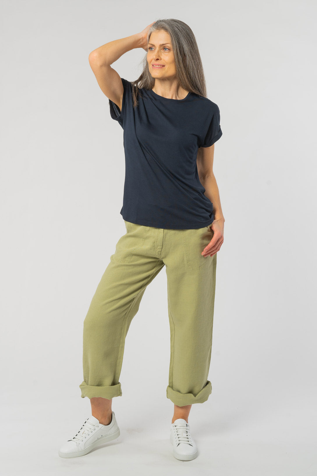 W-W121-02-EcoVero-T-Shirt-TURN-UP-aus-ECOVERO-Mode-Kleidung-Frauen-ACACIA-Dark-Navy-Vorne4