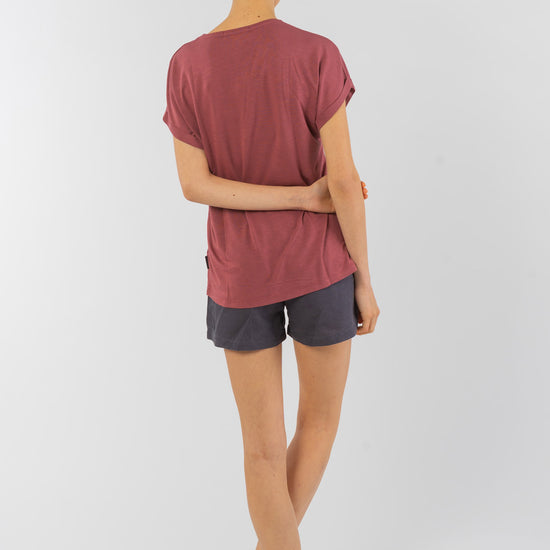 W-W121-02-EcoVero-T-Shirt-TURN-UP-aus-ECOVERO-Mode-Kleidung-Frauen-ACACIA-Dark-Rose-Vorne1