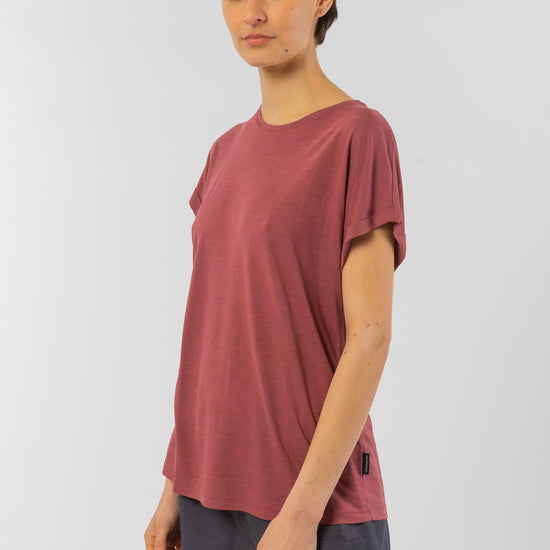 W-W121-02-EcoVero-T-Shirt-TURN-UP-aus-ECOVERO-Mode-Kleidung-Frauen-ACACIA-Dark-Rose-Vorne2