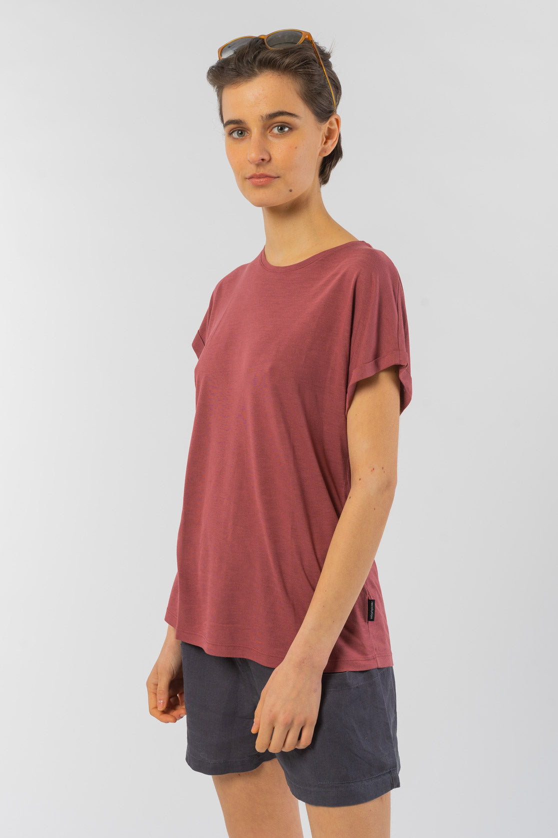 W-W121-02-EcoVero-T-Shirt-TURN-UP-aus-ECOVERO-Mode-Kleidung-Frauen-ACACIA-Dark-Rose-Vorne2