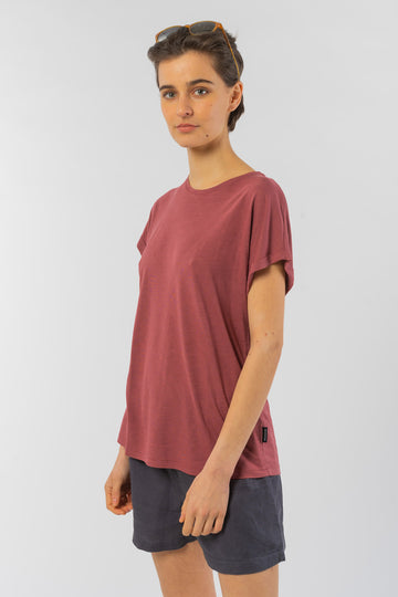 W-W121-02-EcoVero-T-Shirt-TURN-UP-aus-ECOVERO-Mode-Kleidung-Frauen-ACACIA-Dark-Rose-Vorne2