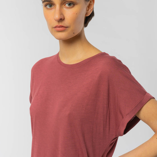 W-W121-02-EcoVero-T-Shirt-TURN-UP-aus-ECOVERO-Mode-Kleidung-Frauen-ACACIA-Dark-Rose-Vorne3
