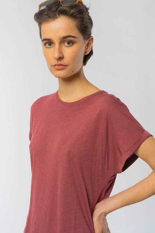 W-W121-02-EcoVero-T-Shirt-TURN-UP-aus-ECOVERO-Mode-Kleidung-Frauen-ACACIA-Dark-Rose-Vorne3