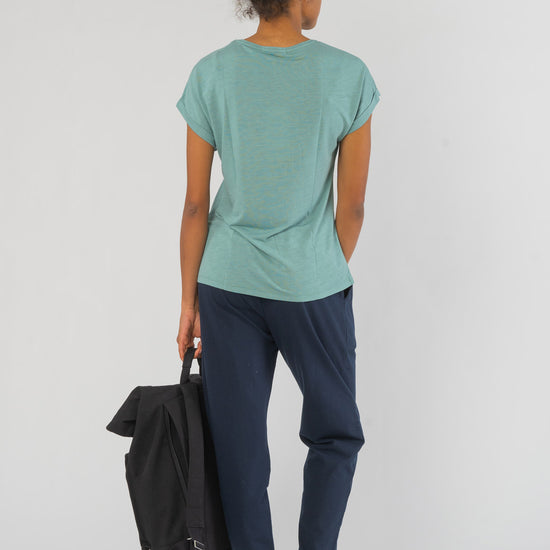 W-W121-02-EcoVero-T-Shirt-TURN-UP-aus-ECOVERO-Mode-Kleidung-Frauen-ACACIA-Light-Eukalyptus-Vorne1