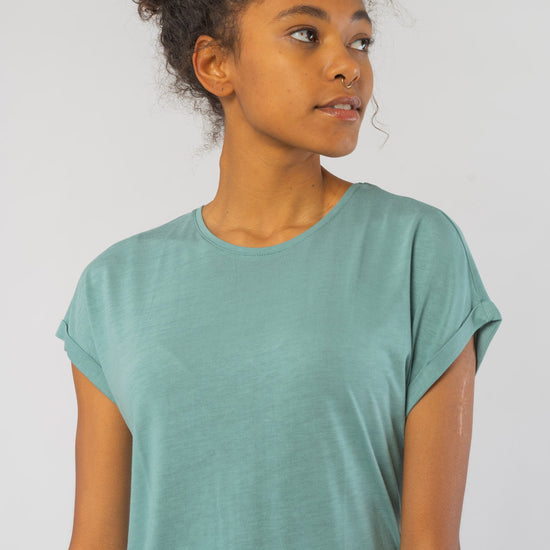 W-W121-02-EcoVero-T-Shirt-TURN-UP-aus-ECOVERO-Mode-Kleidung-Frauen-ACACIA-Light-Eukalyptus-Vorne2