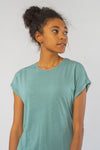 W-W121-02-EcoVero-T-Shirt-TURN-UP-aus-ECOVERO-Mode-Kleidung-Frauen-ACACIA-Light-Eukalyptus-Vorne2