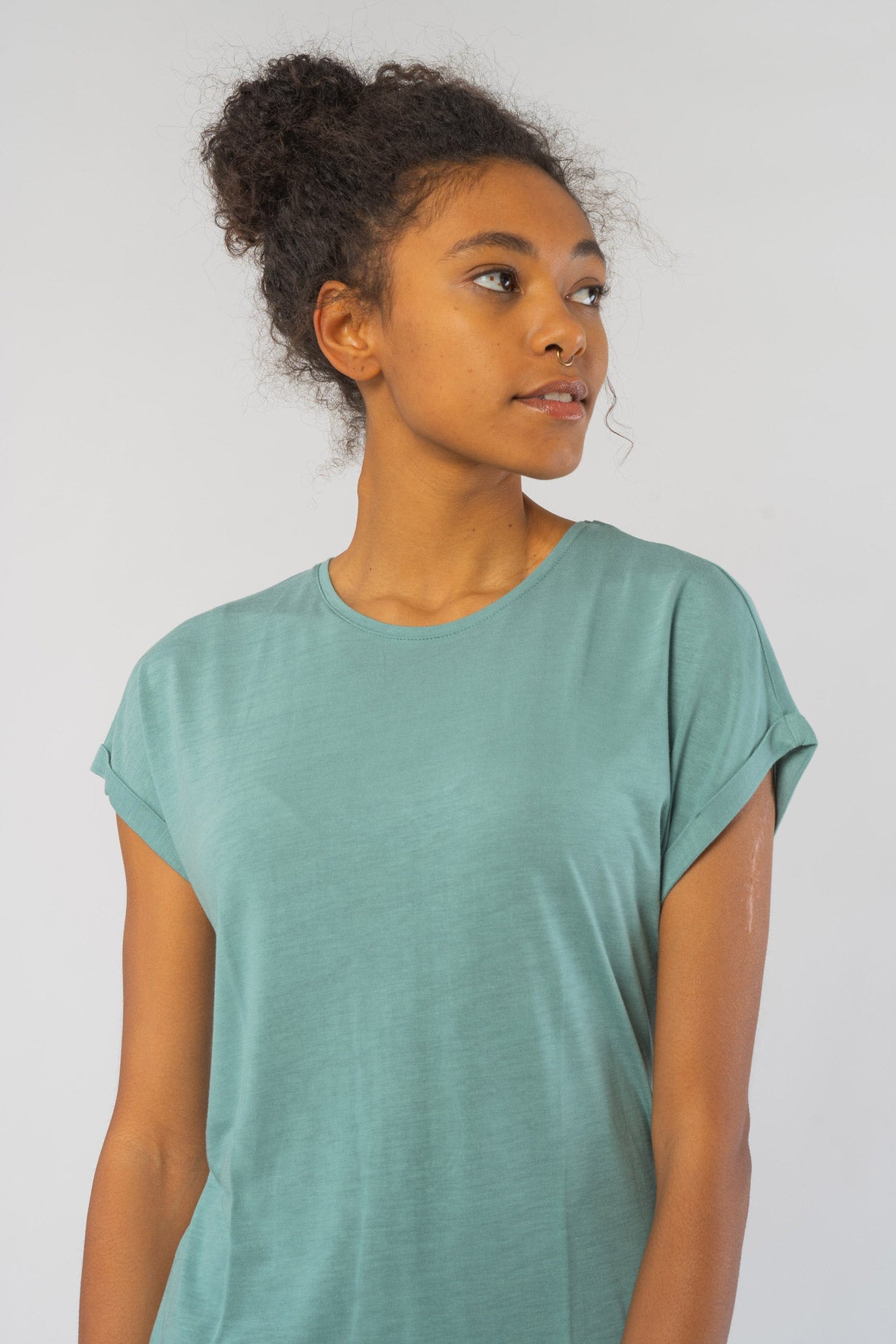 W-W121-02-EcoVero-T-Shirt-TURN-UP-aus-ECOVERO-Mode-Kleidung-Frauen-ACACIA-Light-Eukalyptus-Vorne2
