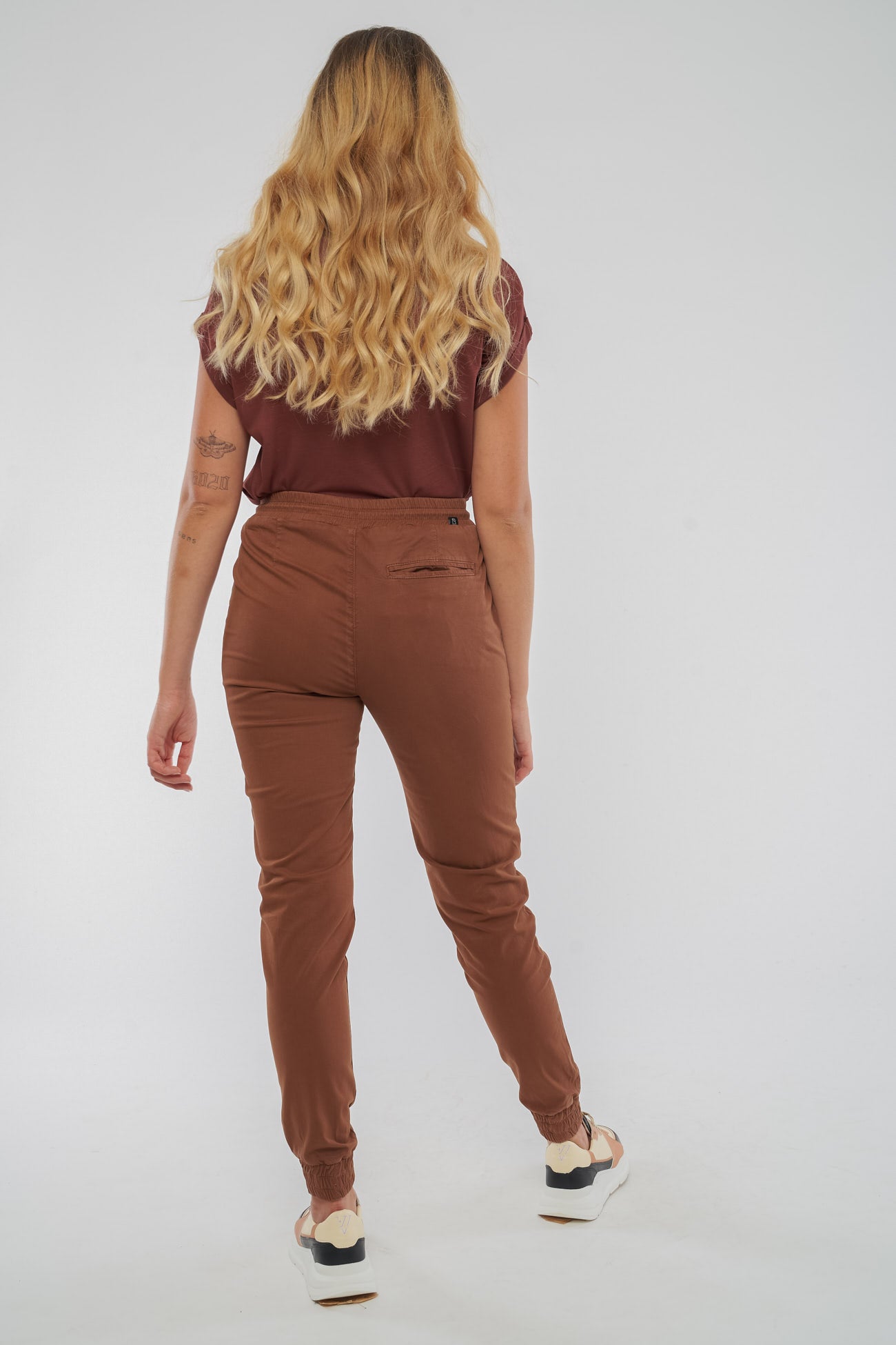 Sarah ist 174cm groß und trägt Größe S