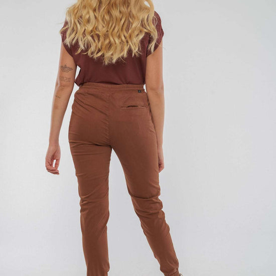 Sarah ist 174cm groß und trägt Größe S
