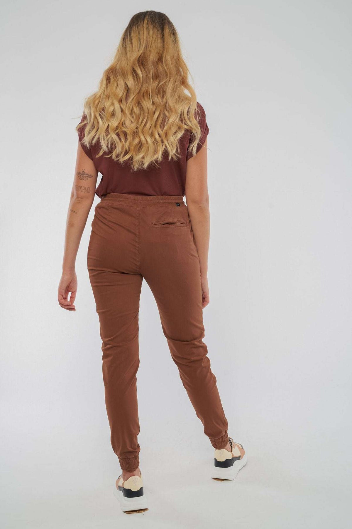 Sarah ist 174cm groß und trägt Größe S