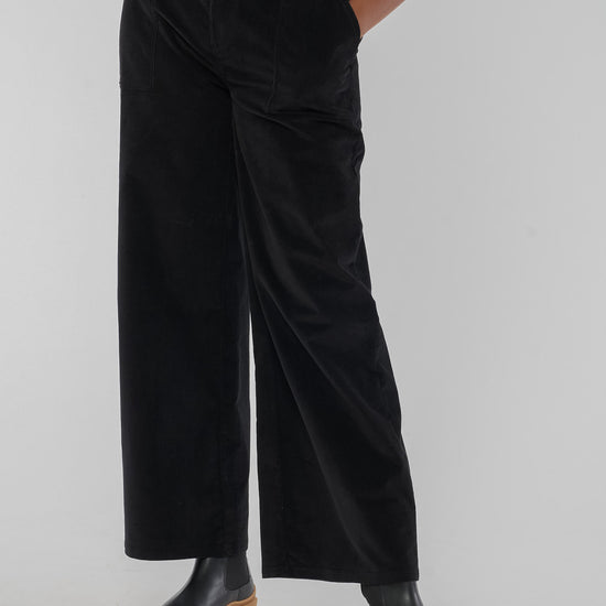 W-W221-12-H11-GLORIOSA-Hose-aus-Bio-Baumwolle-Fair-Trade-Bio-Kleidung-Frauen-KEWANI-Black-Vorne2