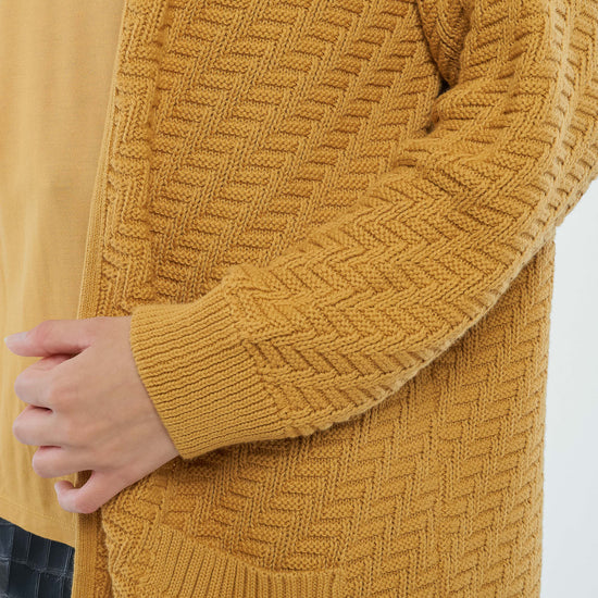 W-W221-K10-B02-DAISY-Knit-Cardigan-aus-Bio-Baumwolle-Produktion-Faire-Mode-Frauen-TARBIZ-GoldenYellow-Detail2