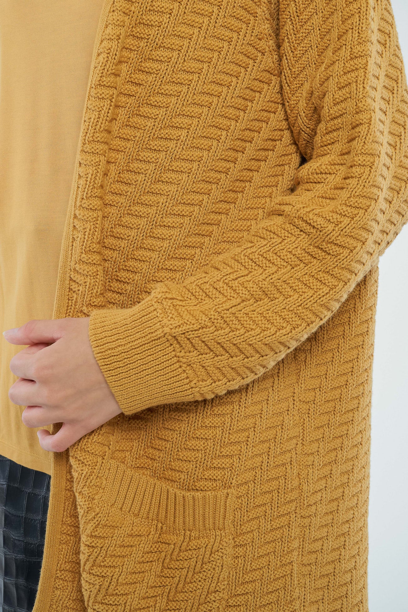 W-W221-K10-B02-DAISY-Knit-Cardigan-aus-Bio-Baumwolle-Produktion-Faire-Mode-Frauen-TARBIZ-GoldenYellow-Detail2