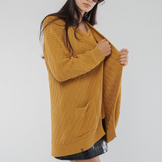 W-W221-K10-B02-DAISY-Knit-Cardigan-aus-Bio-Baumwolle-Produktion-Faire-Mode-Frauen-TARBIZ-GoldenYellow-Vorne