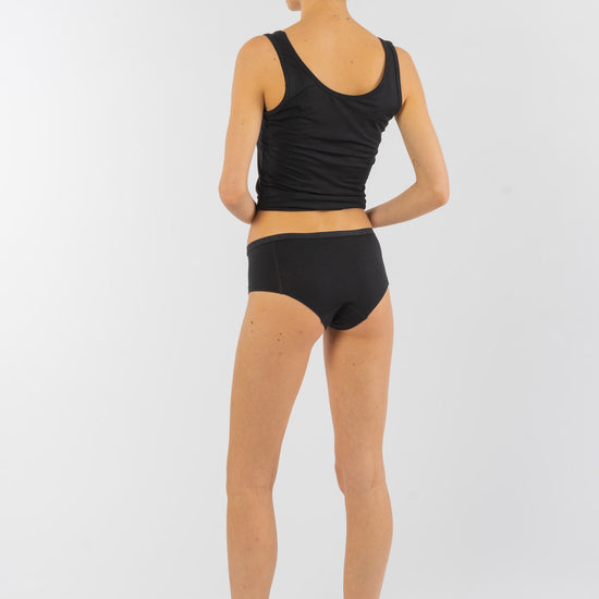 Lotte ist 175cm groß und trägt Größe S