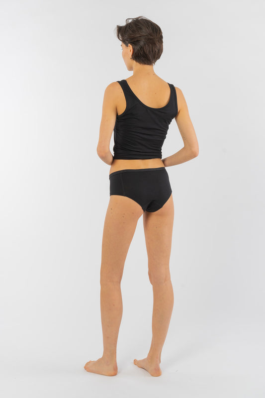 Lotte ist 175cm groß und trägt Größe S