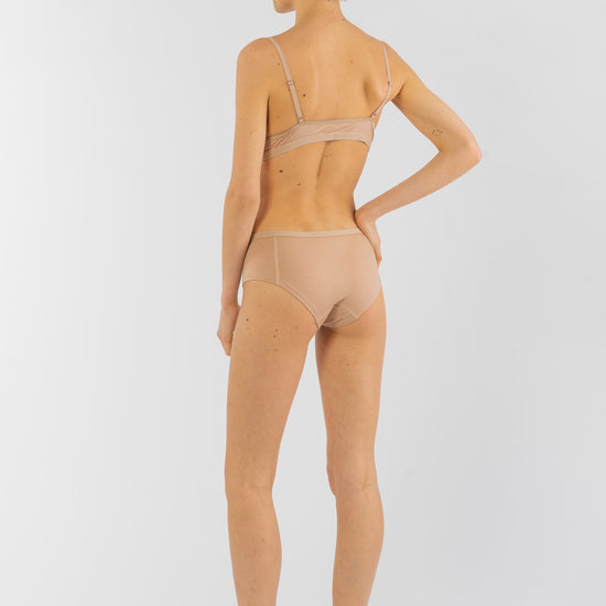 Lotte ist 175cm groß und trägt Größe S