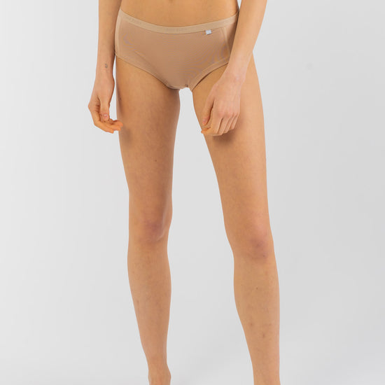 Lotte ist 175cm groß und trägt Größe S
