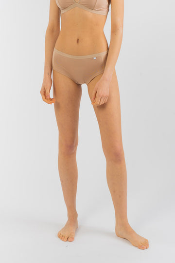 Lotte ist 175cm groß und trägt Größe S
