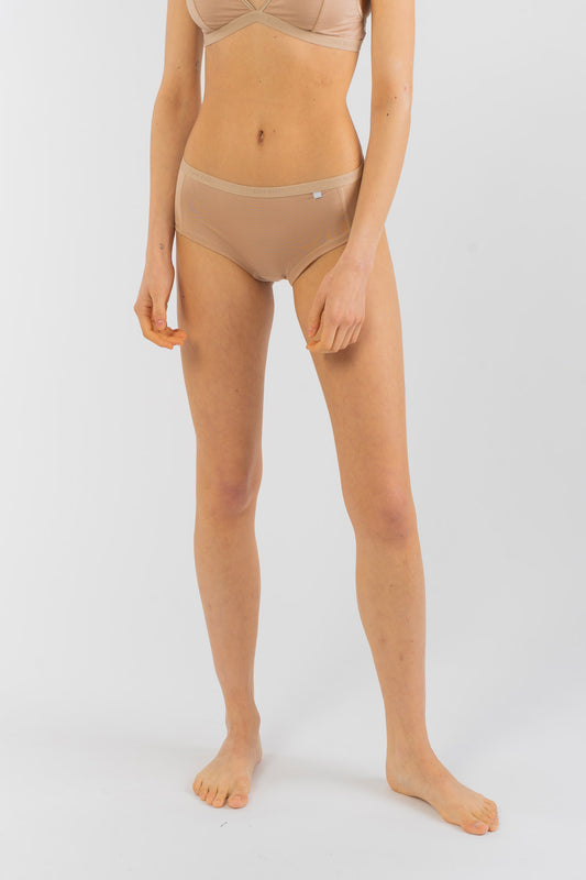 Lotte ist 175cm groß und trägt Größe S