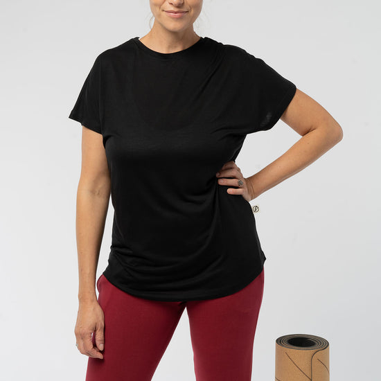 W-Wide-Cut-Frauen-T-Shirt-aus-TENCEL-TM-Natur-Mode-Black-Vorne