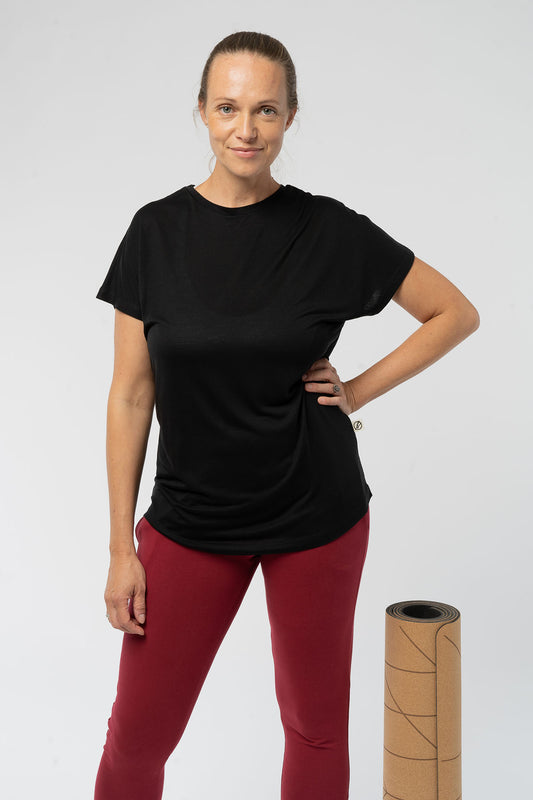 W-Wide-Cut-Frauen-T-Shirt-aus-TENCEL-TM-Natur-Mode-Black-Vorne