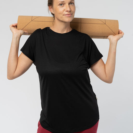 W-Wide-Cut-Frauen-T-Shirt-aus-TENCEL-TM-Natur-Mode-Black-Vorne2