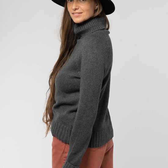 W-Wool-Turtleneck-Sweater-aus-Bio-Baumwolle-recyceltem-Polyester-Wolle-Online-Mode-Shop-Dark-Grey-Heather-Seite